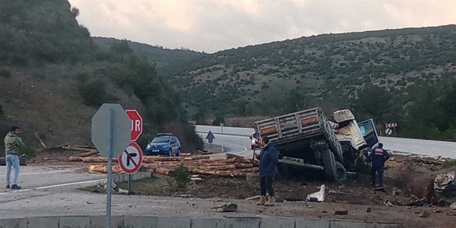 Balıkesir’de freni arızalanan tırdan atlayan sürücü öldü