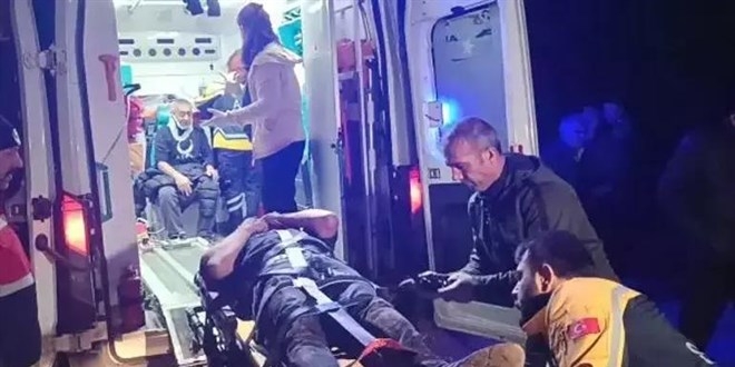 Çanakkale’de otomobille midibüs çarpıştı: 1 ölü, 4 yaralı