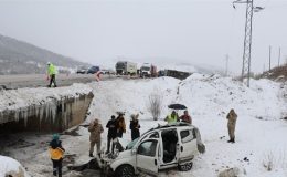 Cezaevi aracı ile hafif ticari araç çarpıştı: 1 kişi öldü, 9 kişi yaralandı