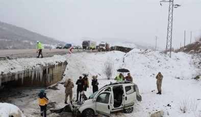 Cezaevi aracı ile hafif ticari araç çarpıştı: 1 kişi öldü, 9 kişi yaralandı