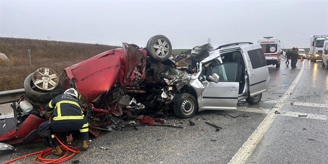 Kırklareli’nde otomobil ile hafif ticari araç çarpıştı: 2 ölü, 1 yaralı