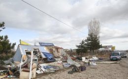 Öfkeli müşteri iş makinesiyle restoran ve büfeyi yıktı