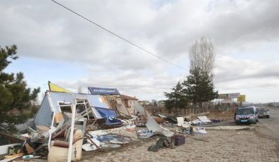 Öfkeli müşteri iş makinesiyle restoran ve büfeyi yıktı