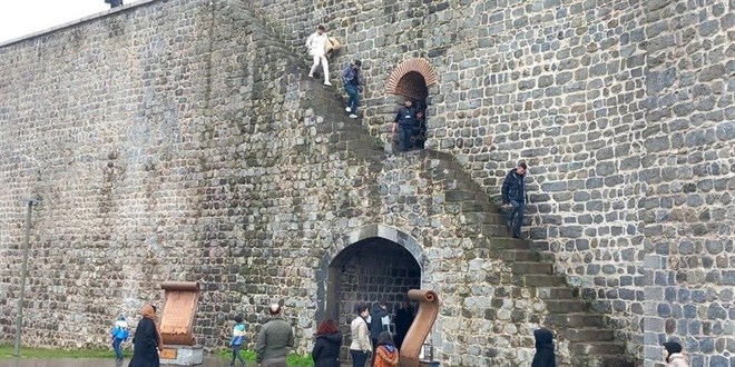 Tarihi surlarda selfie tehlikesi: 1 haftada 2 kişi düştü