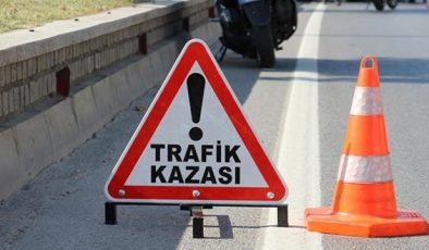 Traktöre çarpan hafif ticari aracın sürücüsü polis memuru öldü