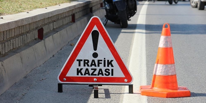 Traktöre çarpan hafif ticari aracın sürücüsü polis memuru öldü