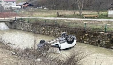 Dereye uçan araçtaki aileyi boğulmaktan vatandaşlar kurtardı