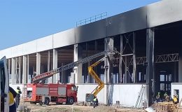 Fabrika inşaatında yanan malzemenin üzerine düşen 2 işçi öldü