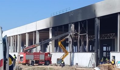 Fabrika inşaatında yanan malzemenin üzerine düşen 2 işçi öldü