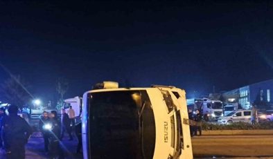 Göreve giden polisleri taşıyan midibüs devrildi, 25 polis hafif şekilde yaralandı