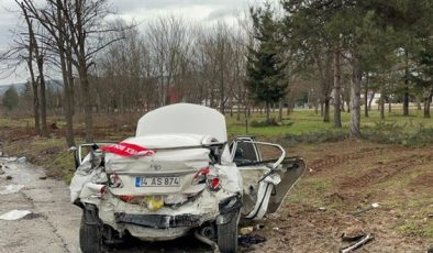 Kağıt gibi ezilen otomobilden ağır yaralı çıkarılmıştı: Acı haber geldi