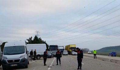 Kamyonete arkadan çarpan otomobildeki 1 kişi öldü, 1 kişi yaralandı