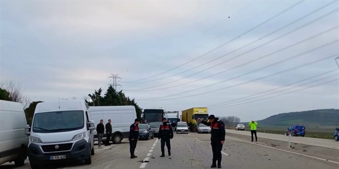 Kamyonete arkadan çarpan otomobildeki 1 kişi öldü, 1 kişi yaralandı