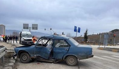 Kastamonu’da servis minibüsü ile otomobilin çarpıştığı kazada 6 kişi yaralandı