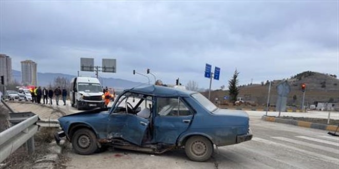 Kastamonu’da servis minibüsü ile otomobilin çarpıştığı kazada 6 kişi yaralandı