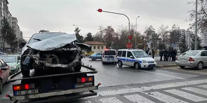 Kayseri’de işçi servisi, minibüs ve otomobil çarpıştı: 7 yaralı