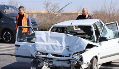 Kırmızı ışıkta bekleyen araca çarpan otomobilin sürücüsü ve eşi hayatını kaybetti