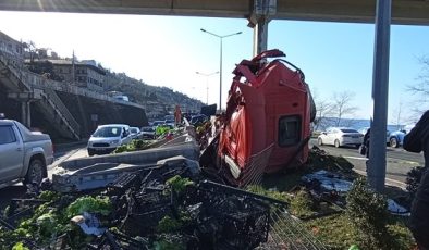 Sebze yüklü tır üst geçidin ayağına çarptı: Kazada sürücü öldü