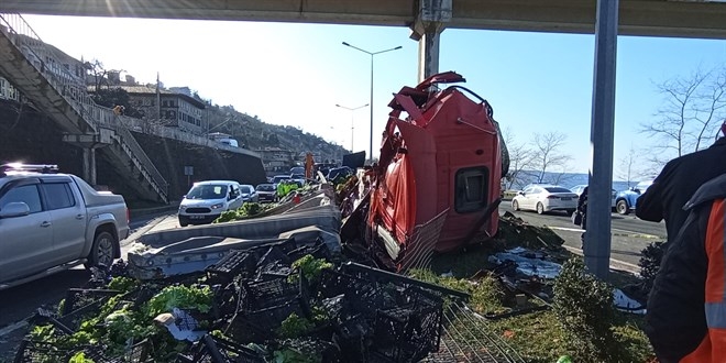 Sebze yüklü tır üst geçidin ayağına çarptı: Kazada sürücü öldü