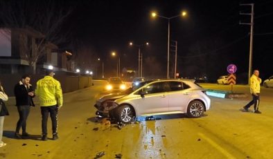 2 otomobil ile motosikletin karıştığı kazada 1 kişi öldü