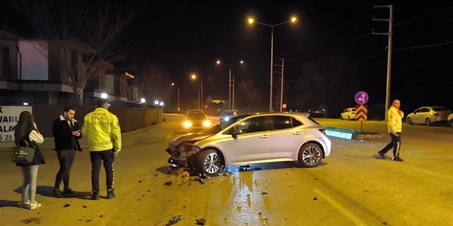 2 otomobil ile motosikletin karıştığı kazada 1 kişi öldü