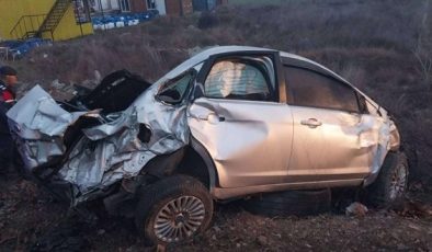 Isparta’da reklam panosuna çarpan otomobildeki 1 kişi öldü