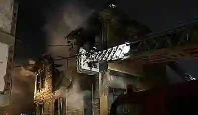 İstanbul’da 3 katlı tarihi bina küle döndü