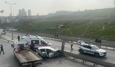 Kaza Sonucu Sürücü Hayatını Kaybetti, 2 Kişi Yaralandı