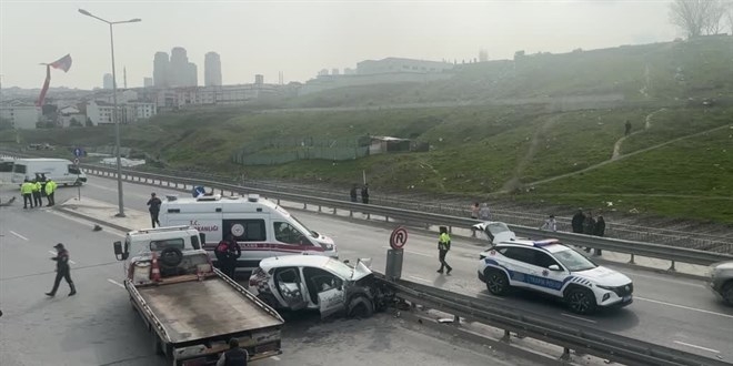 Kaza Sonucu Sürücü Hayatını Kaybetti, 2 Kişi Yaralandı