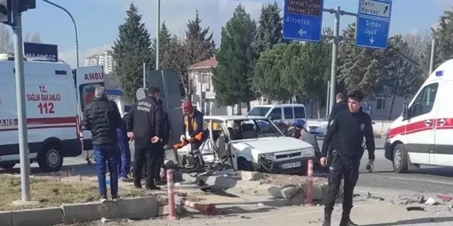 Kütahya’da otomobiller çarpıştı; 3 ölü, 2 yaralı