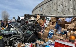 Tır otomobilin üzerine devrildi, 4 kişi öldü, 2’si polis 3 kişi yaralandı