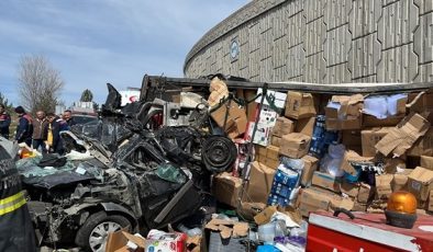 Tır otomobilin üzerine devrildi, 4 kişi öldü, 2’si polis 3 kişi yaralandı