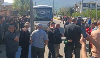 Düzce’de halk otobüsü aydınlatma direğine çarptı: 16 yaralı