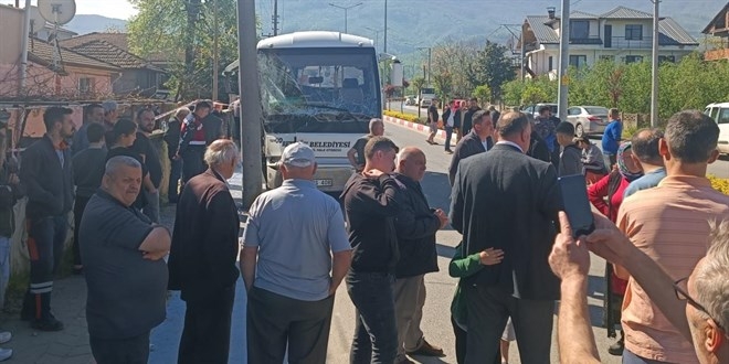 Düzce’de halk otobüsü aydınlatma direğine çarptı: 16 yaralı