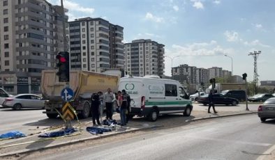 Gaziantep’te kamyona çarpan motosikletin sürücüsü hayatını kaybetti