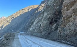 Hakkari’de heyelanın kapattığı yollar açıldı