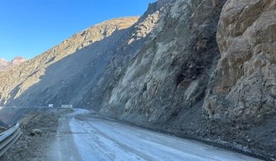 Hakkari’de heyelanın kapattığı yollar açıldı