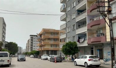 İntihar etmek için 4’üncü kattan atladı, yoldan geçen vatandaşın üzerine düştü