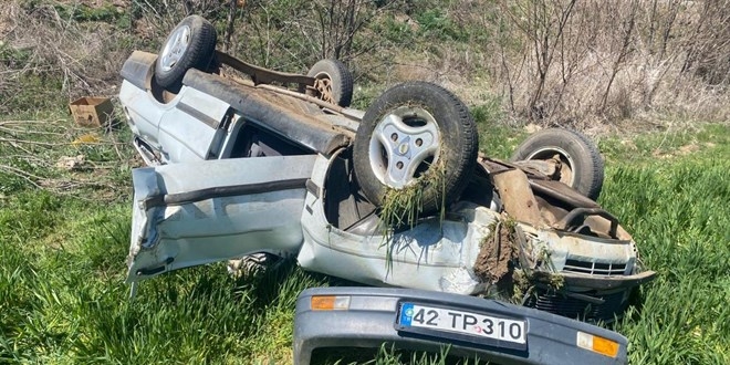 Konya’da devrilen otomobildeki 2 kişi hayatını kaybetti