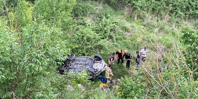 Otomobiliyle uçuruma devrildi: 150 metreden yürüyerek çıktı