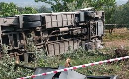 Sakarya’da öğrencileri taşıyan otobüs devrildi: 12 yaralı