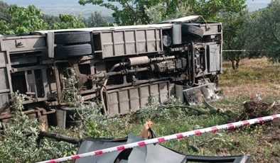 Sakarya’da öğrencileri taşıyan otobüs devrildi: 12 yaralı