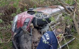 Şarampole devrilen otomobildeki anne öldü, bebeği ve eşi yaralandı