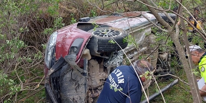 Şarampole devrilen otomobildeki anne öldü, bebeği ve eşi yaralandı