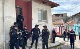 Şizofreni hastasını kontrol altına almaya çalışan 4 polis hastanelik oldu