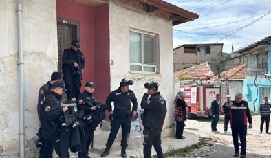 Şizofreni hastasını kontrol altına almaya çalışan 4 polis hastanelik oldu