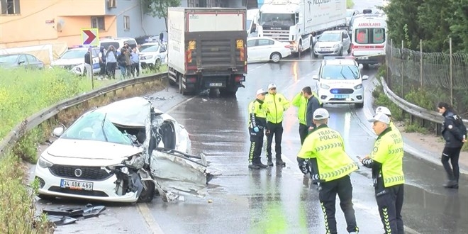 Sultanbeyli’de kamyon ve otomobil çarpıştı: 2 ölü, 4 yaralı