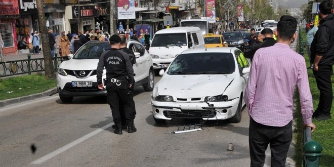 Yaya geçidinde feci kaza: Anne hayatını kaybetti, çocukları yaralandı