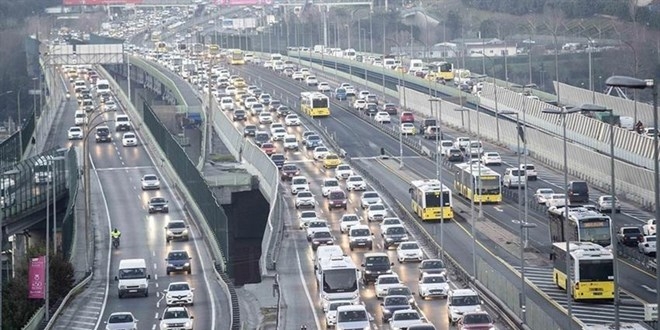 15 Temmuz Şehitler Köprüsü girişinde servis midibüsü yandı