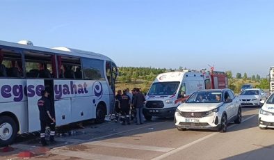 Afyonkarahisar’da yolcu otobüsü ile kamyonet çarpıştı, 17 kişi yaralandı